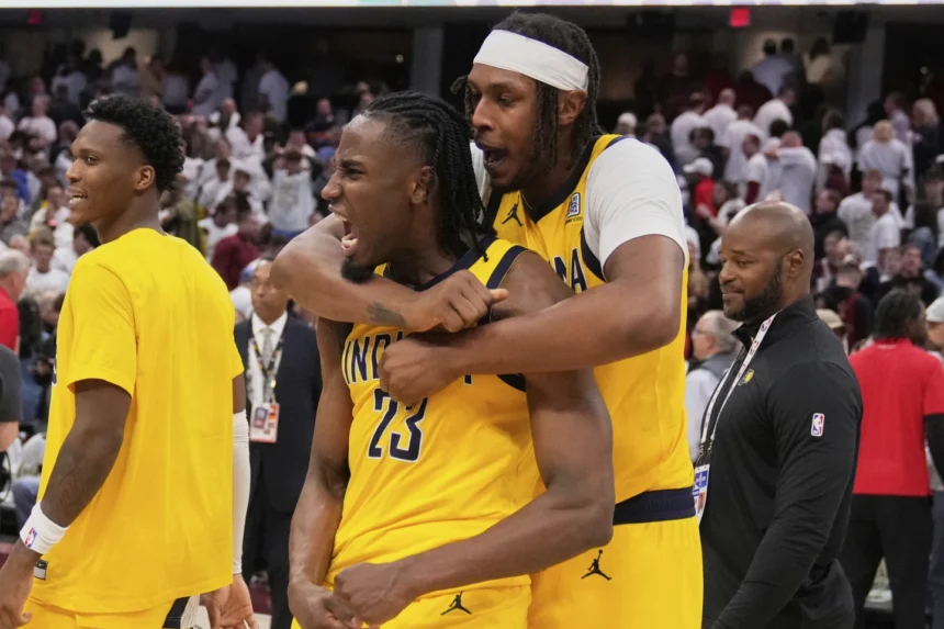 ¡Haliburton enloquece Cleveland! Triple agónico da ventaja 2-0 a los Pacers sobre los Cavs en un final de infarto