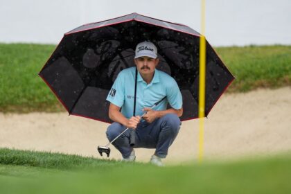 ¡IMPARABLE EN CASA! Carson Young, el "Tigre" de Carolina del Sur, lidera el Myrtle Beach Classic con un EAGLE de película