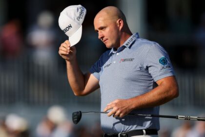 Straka y Lowry: ¡Duelo Épico Bajo el Viento! Lideran el Truist Championship