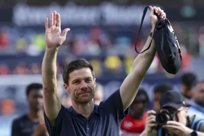 BOMBAZO EN EL BERNABÉU: Ancelotti, fuera; Xabi Alonso, al rescate ¡y con el Mundial de Clubes en juego!
