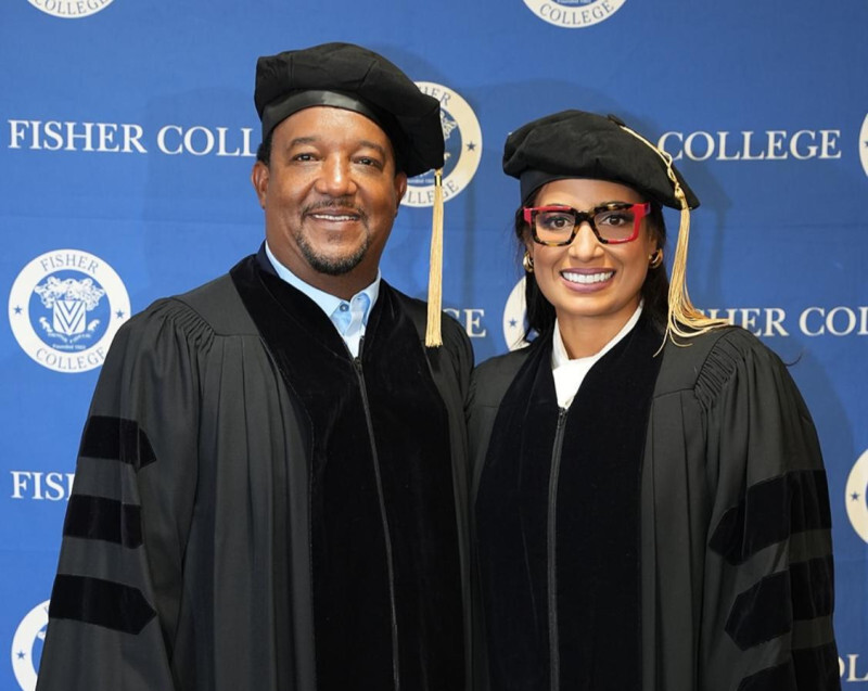 Pedro Martínez y su Esposa Carolina Cruz: Del Diamante al Doctorado Honoris Causa por su Impacto Social