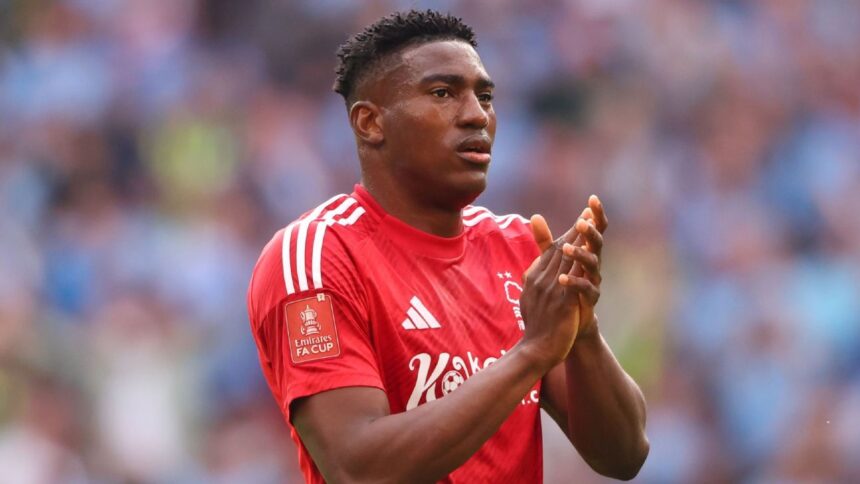 Awoniyi en coma inducido tras cirugía: Preocupación en Nottingham Forest