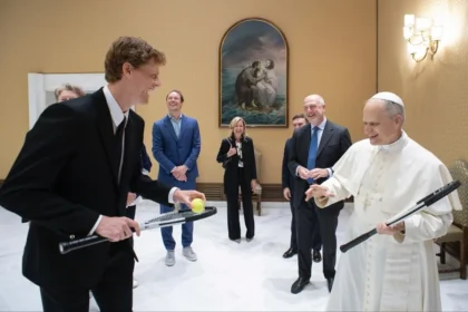 Sinner se Reúne con el Papa León XIV en el Vaticano: Tenis y Emoción