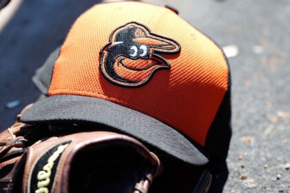 Laureano de los Orioles, expulsado tras lanzar su casco por strike