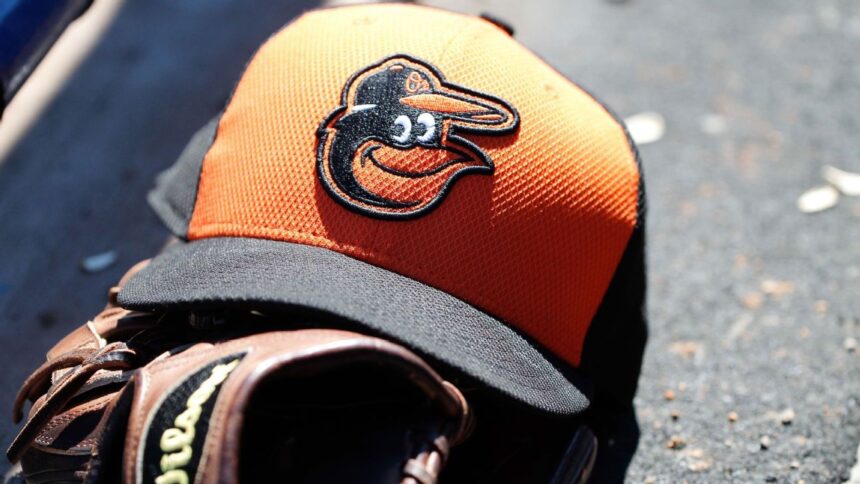 Laureano de los Orioles, expulsado tras lanzar su casco por strike
