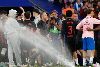 Flick, un caballero: Evita incidentes y celebra el título del Barça
