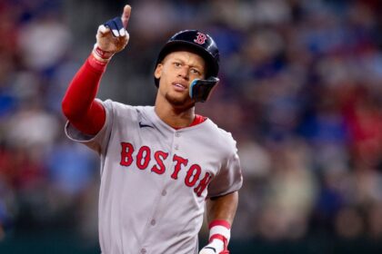 Campbell, Novato de los Red Sox, Practica en Primera Tras Lesión de Casas