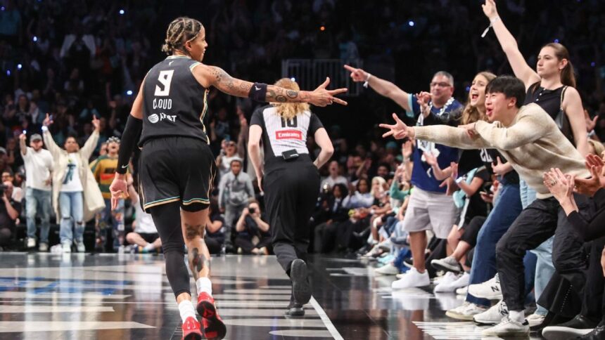 Cloud Brilla en Debut con Liberty: Doble-Doble y Victoria ante Aces