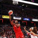 Fever aplasta al Sky con Clark estelar y roces con Reese
