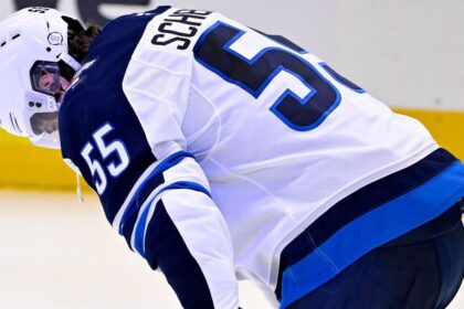 Scheifele juega tras perder a su padre: Gol y derrota para los Jets en playoffs.