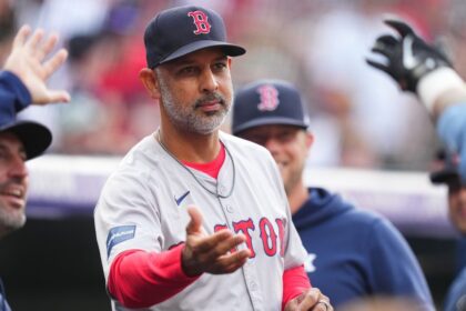 Cora se pierde juego de Red Sox por graduación de su hija