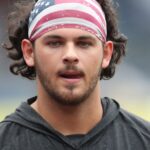 Jared Jones, Lanzador de los Pirates, se Revisa por Problemas en el Codo