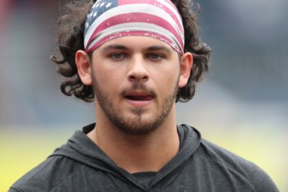 Jared Jones, Lanzador de los Pirates, se Revisa por Problemas en el Codo