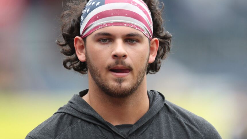 Jared Jones, Lanzador de los Pirates, se Revisa por Problemas en el Codo