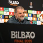 Postecoglou Responde a Críticas: "No Soy un Payaso" y Lucha por Títulos con Spurs