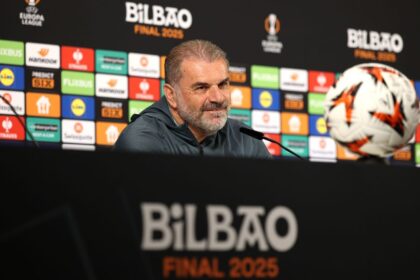 Postecoglou Responde a Críticas: "No Soy un Payaso" y Lucha por Títulos con Spurs