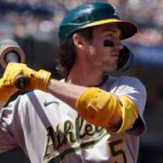 Wilson, Shortstop Estrella de Athletics, Sale por Contusión en el Antebrazo