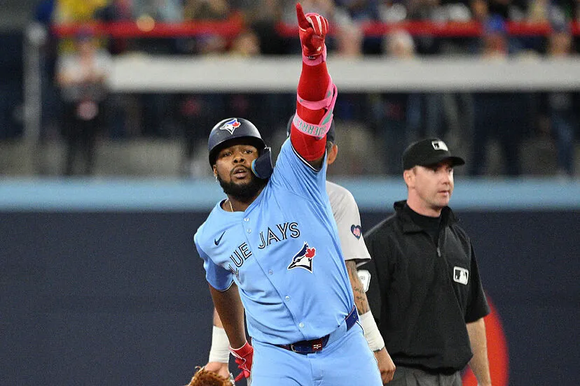 Guerrero Jr. y Santander Truenan Jonrones: Azulejos Blanquean a Padres