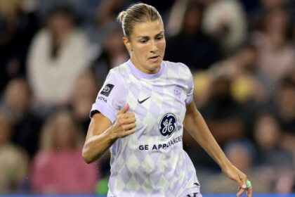 Fischer, de Racing Louisville, sancionada 3 partidos por jalar cabello en la NWSL