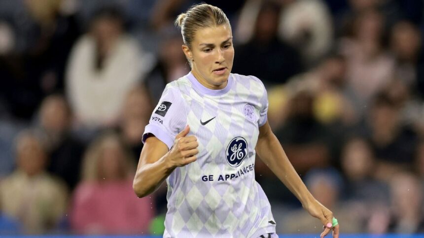 Fischer, de Racing Louisville, sancionada 3 partidos por jalar cabello en la NWSL