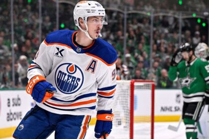 Nugent-Hopkins: El "Cuchillo Suizo" de los Oilers Brilla en Playoffs