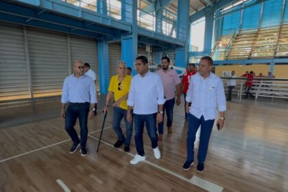 Kelvin Cruz Supervisa Remodelación del Multiuso Garibaldi Almonte en Cotuí