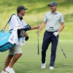 Spieth desafía a su caddie: arriesga y logra el par en el Memorial