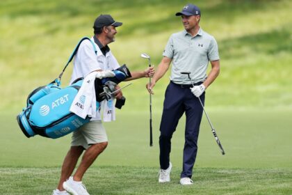 Spieth desafía a su caddie: arriesga y logra el par en el Memorial