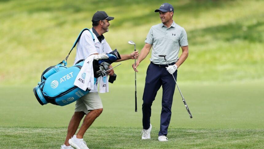 Spieth desafía a su caddie: arriesga y logra el par en el Memorial