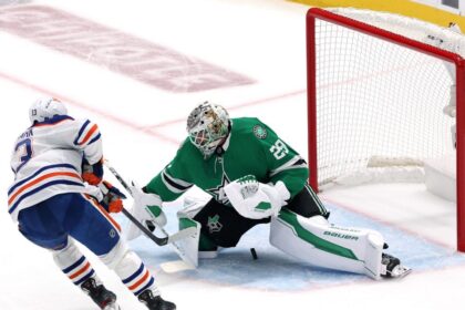 DeBoer Explica: Por qué sacó a Oettinger temprano en la derrota de Stars