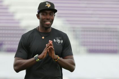 Vikings Aseguran Futuro: Adofo-Mensah Renueva como GM, Plan de Éxito