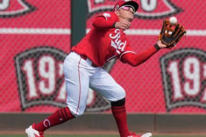 Reds activan a Fraley y colocan a Hays en lista de lesionados
