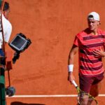 Rune Vence a Halys en Roland Garros: Polémica por Abandono de Fan