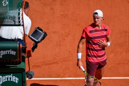Rune Vence a Halys en Roland Garros: Polémica por Abandono de Fan