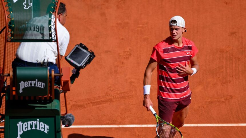 Rune Vence a Halys en Roland Garros: Polémica por Abandono de Fan