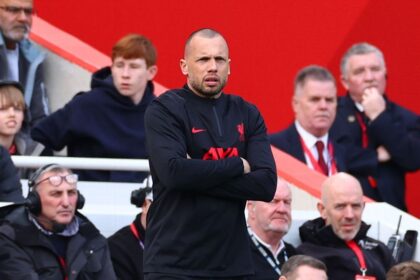 Heitinga deja Liverpool y regresa al Ajax como DT: Detalles y Trayectoria