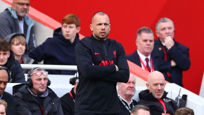 Heitinga deja Liverpool y regresa al Ajax como DT: Detalles y Trayectoria