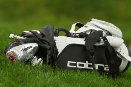 Homa, sin caddie, carga su bolsa y lucha en la clasificación del US Open