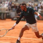 Musetti, advertido por golpear pelota a juez de línea en Roland Garros