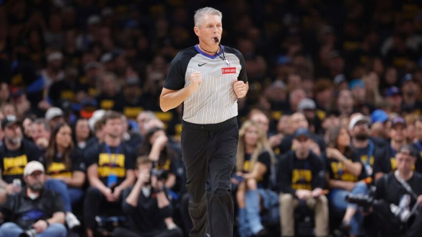 Scott Foster lidera el equipo arbitral para las Finales NBA