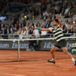 Alcaraz avanza a semis del Roland Garros tras vencer a Paul lesionado
