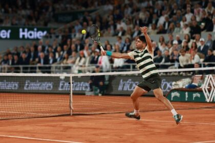 Alcaraz avanza a semis del Roland Garros tras vencer a Paul lesionado
