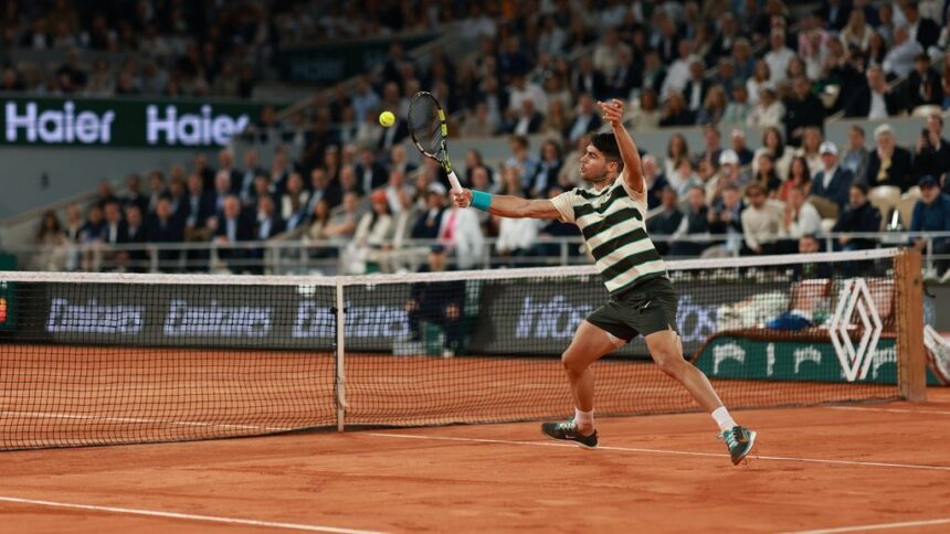 Alcaraz avanza a semis del Roland Garros tras vencer a Paul lesionado