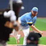Woodruff de Brewers: Impacto en el codo retrasa su retorno al béisbol