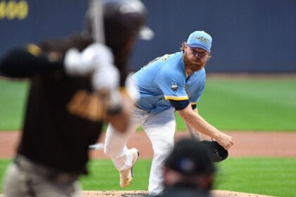 Woodruff de Brewers: Impacto en el codo retrasa su retorno al béisbol