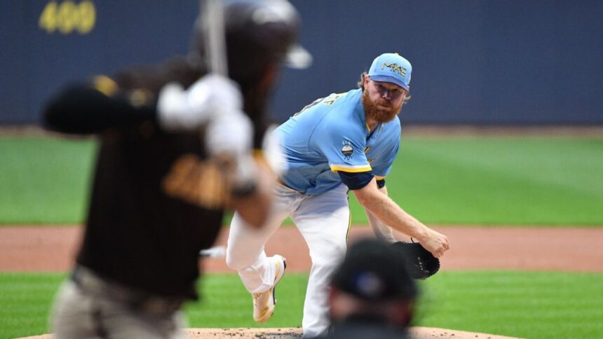 Woodruff de Brewers: Impacto en el codo retrasa su retorno al béisbol