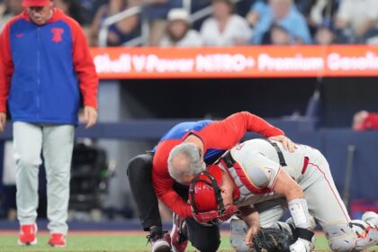 Realmuto, receptor de los Phillies, sale por golpe doloroso en el noveno