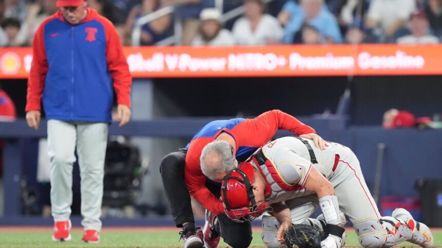 Realmuto, receptor de los Phillies, sale por golpe doloroso en el noveno