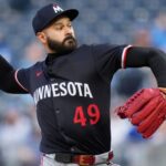 Pablo López, Lanzador de los Twins, Baja 8-12 Semanas por Lesión en el Hombro