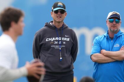 Harbaugh, Coach de Chargers, Supera Ablación y Cirugía de Cadera